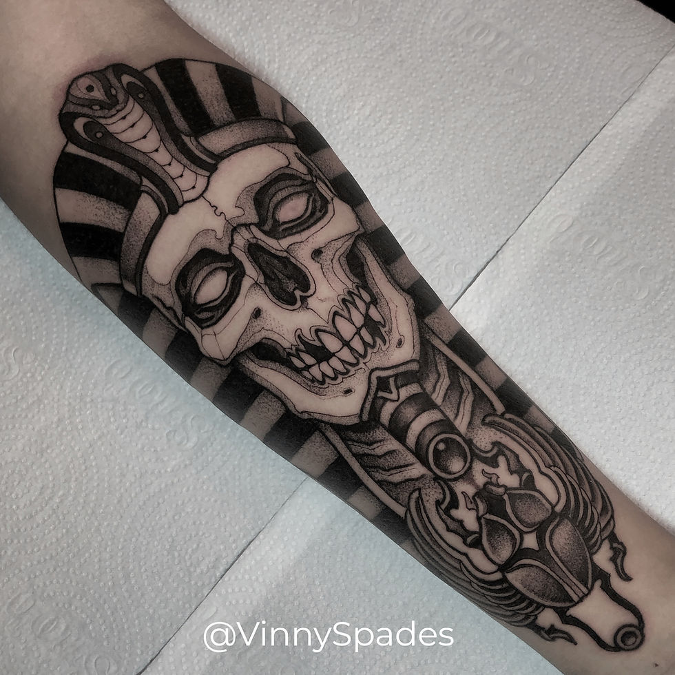 tatuagem estilo blackwork faraó no braço