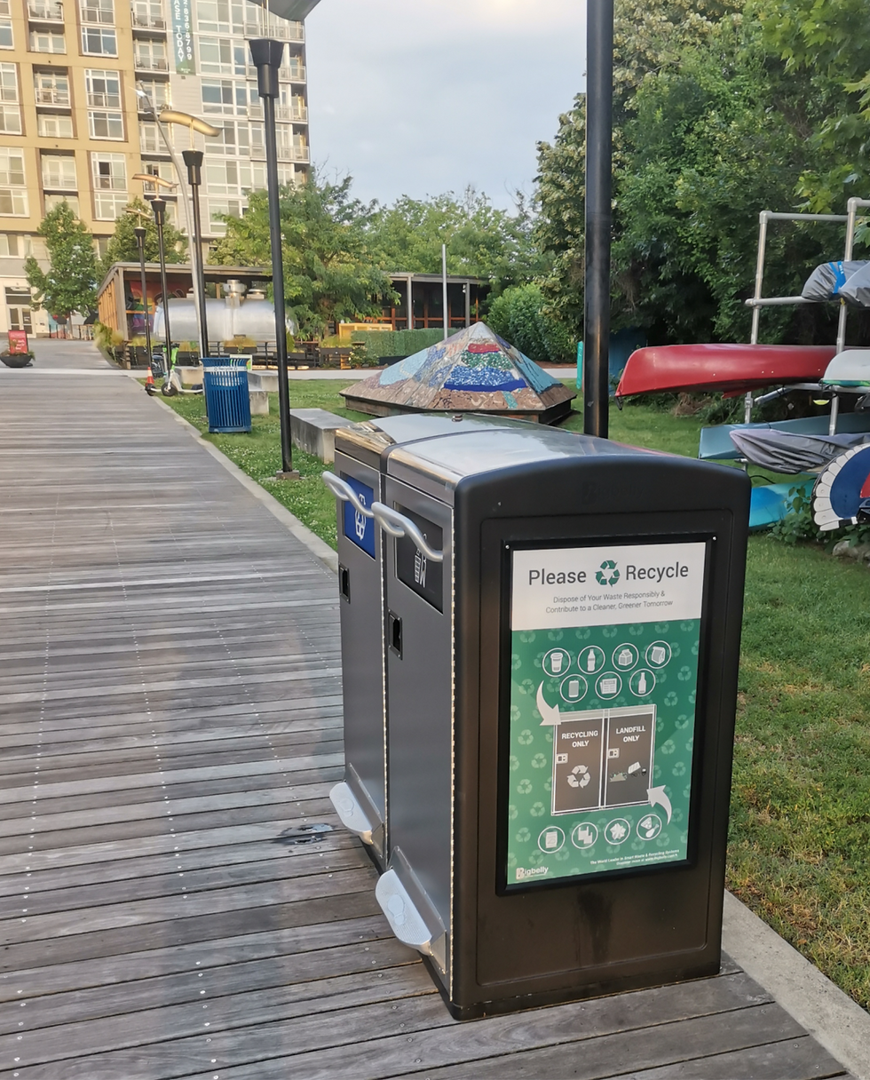 Atkritumu urnas atjaunotajā Vašingtonas promenādē