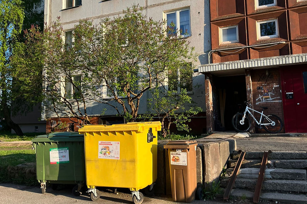 Atkritumu konteineri kādā no Rīgas apkaimēm.