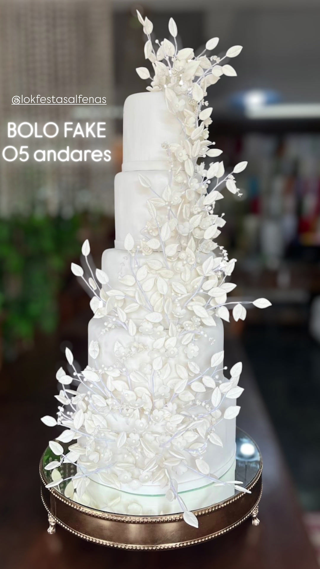Bolo fake 05 andares com detalhes em flores