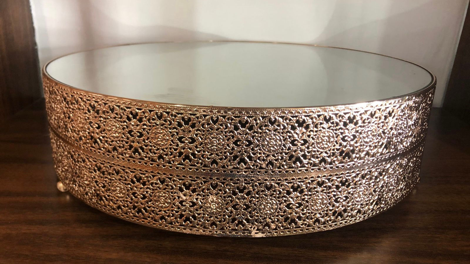 Boleira dourada em ferro com vidro 40cm diâmetro 