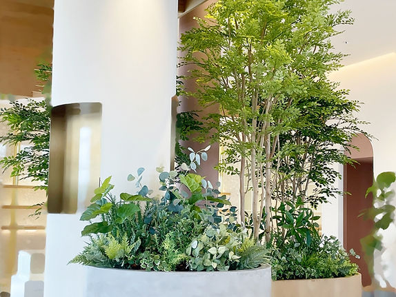 フェイクグリーンの造作樹木と人工植栽
