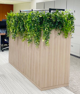什器に垂れ型のフェイクグリーン植栽