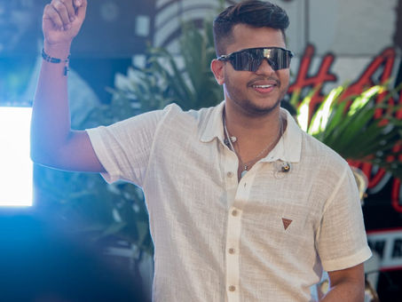 Mikael Santos anuncia agenda com quase cem shows nos próximos três meses, passando por cinco estados