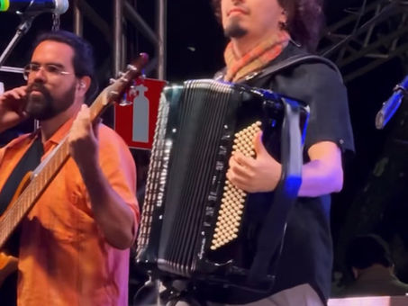 Chama Chuva abre a programação musical e anima a primeira noite do Arraial de Belô 2026
