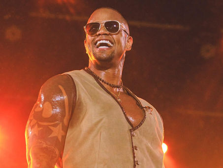 Vaquejada de Serrinha encerra primeira noite com shows de Léo Santana e Wesley Safadão