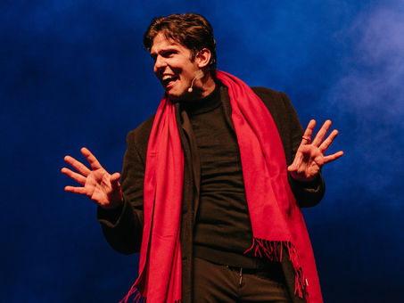 Rafael Infante apresenta o espetáculo "Terapia Infernal" em Belo Horizonte