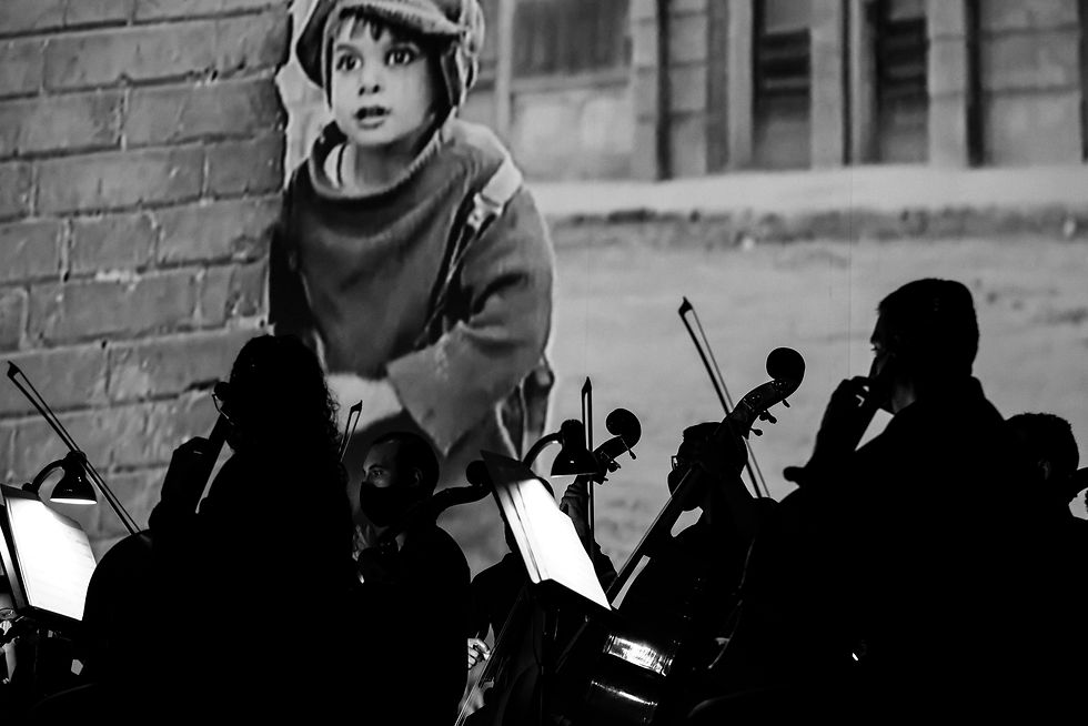 Academia Jovem Orquestra Ouro Preto exalta a genialidade de Chaplin com apresentação ao vivo de "Tempos Modernos"