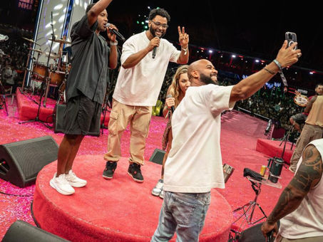 Julio Sereno faz participação surpresa no Tardezinha e celebra momento especial da carreira