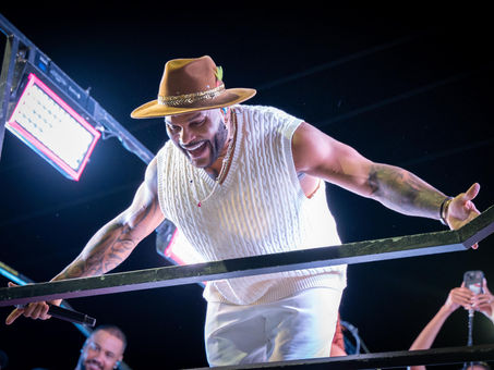 Tony Salles lota praça em Periperi, arrasta multidão e consagra “Panamera” em show de aniversário