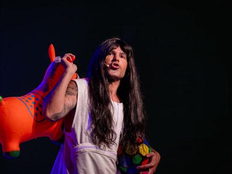 *Rodrigo Sant'Anna apresenta o espetáculo "Atazanado" em Juiz de Fora*