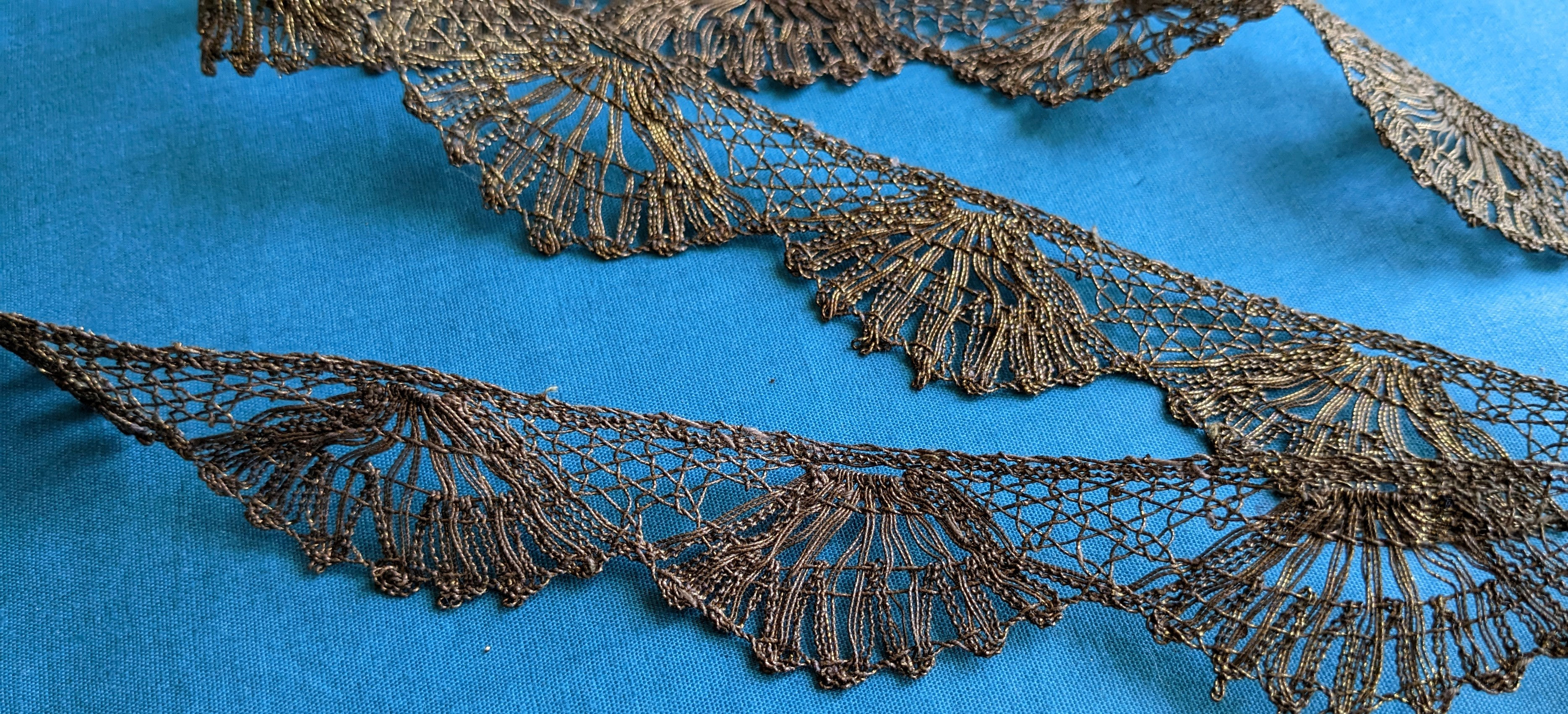 Antique Gold Metallic Torch Lace Bronze Patina 75 cm.