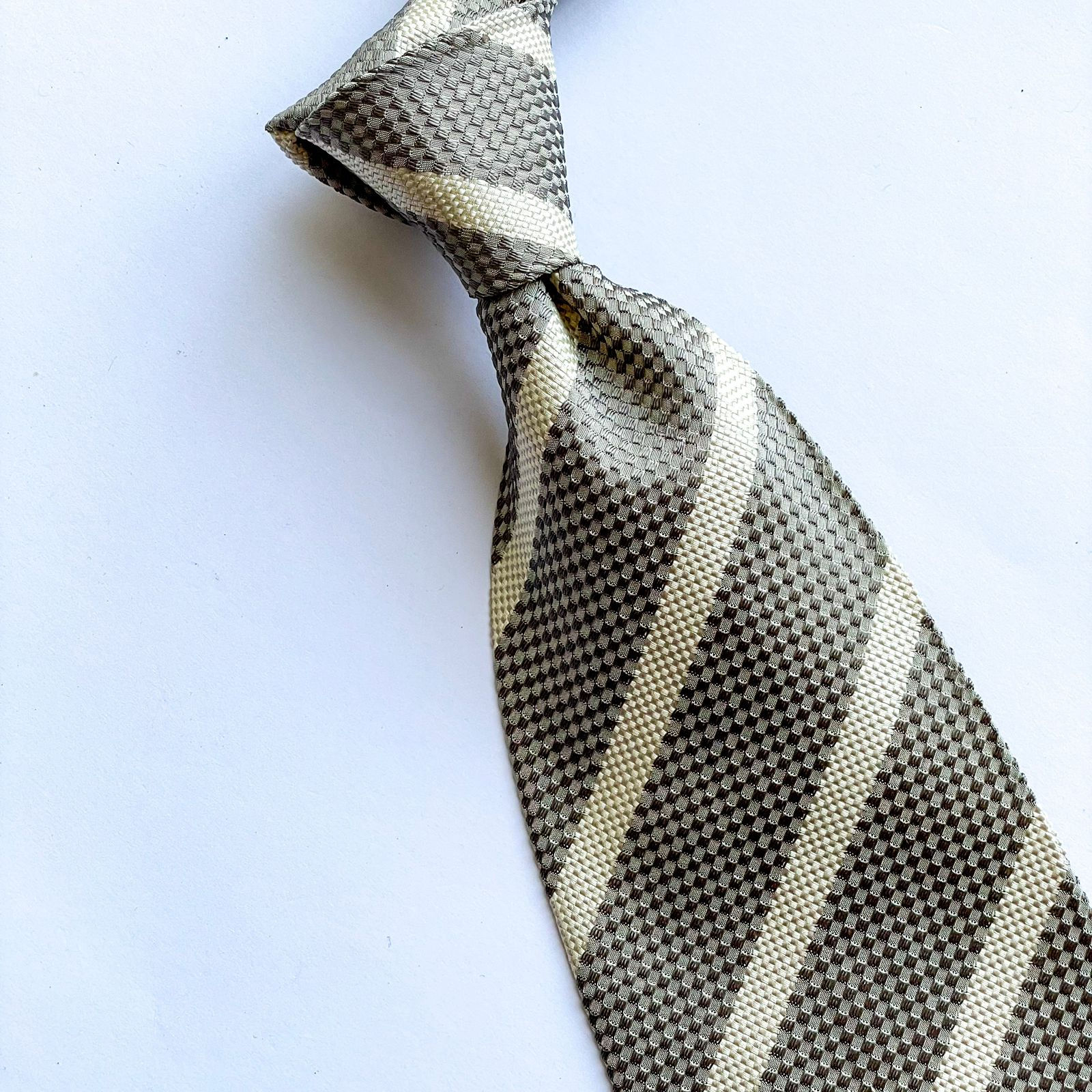 Corbata Hugo Boss de seda y fabricada en Italia con diseño a rayas