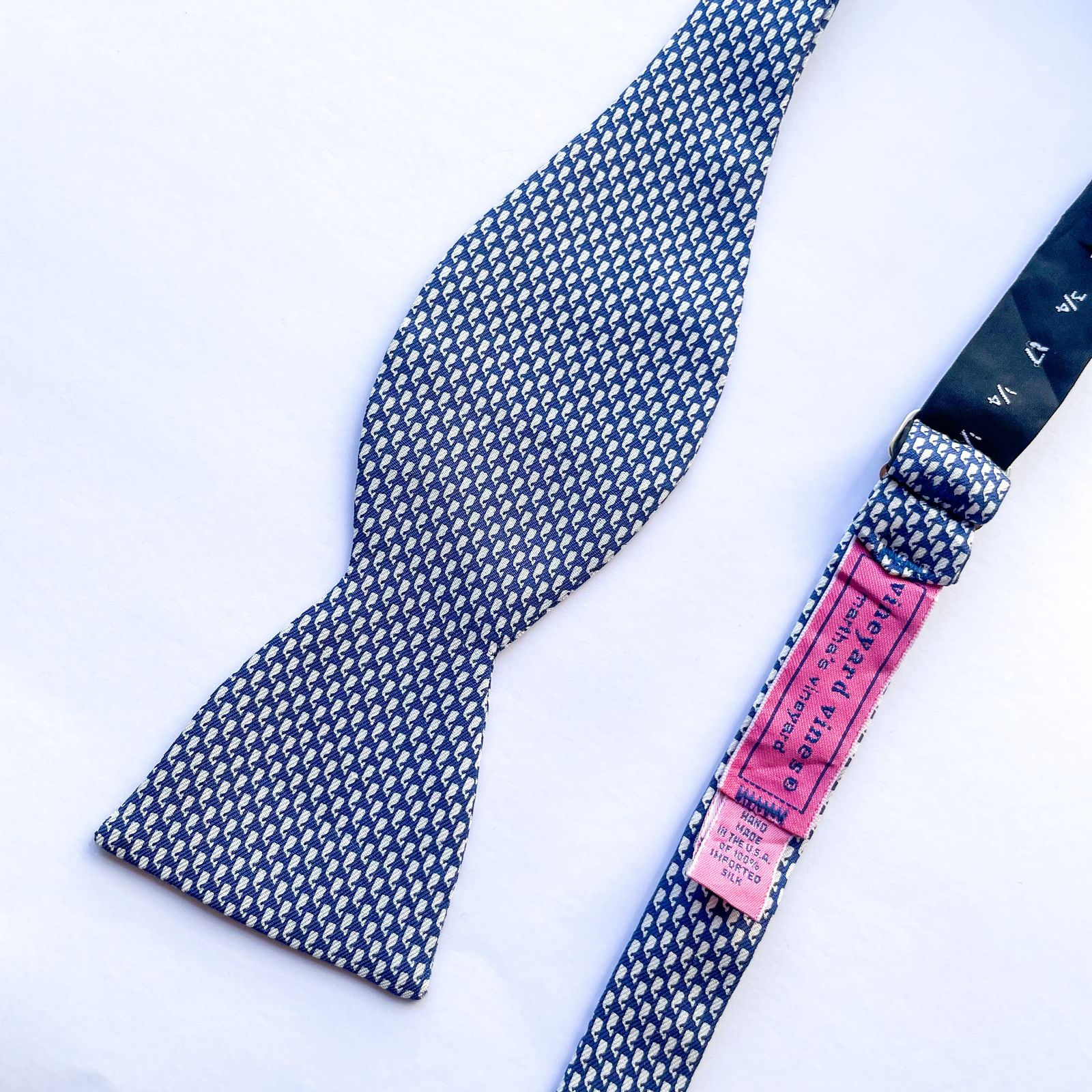 Corbatín Vineyard vines con patrón de ballena