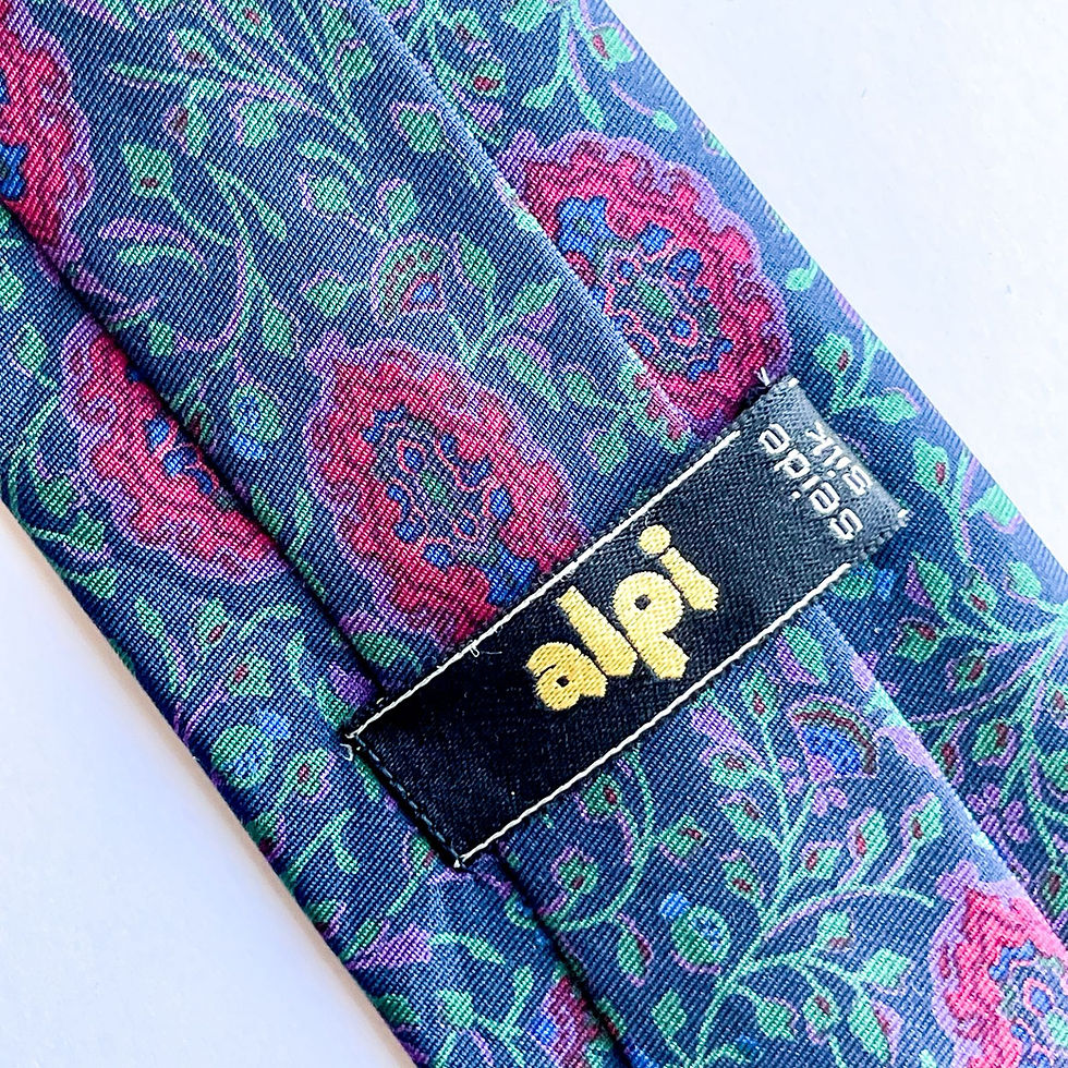 Corbata Alpi 100%seda, con hermoso diseño de flores