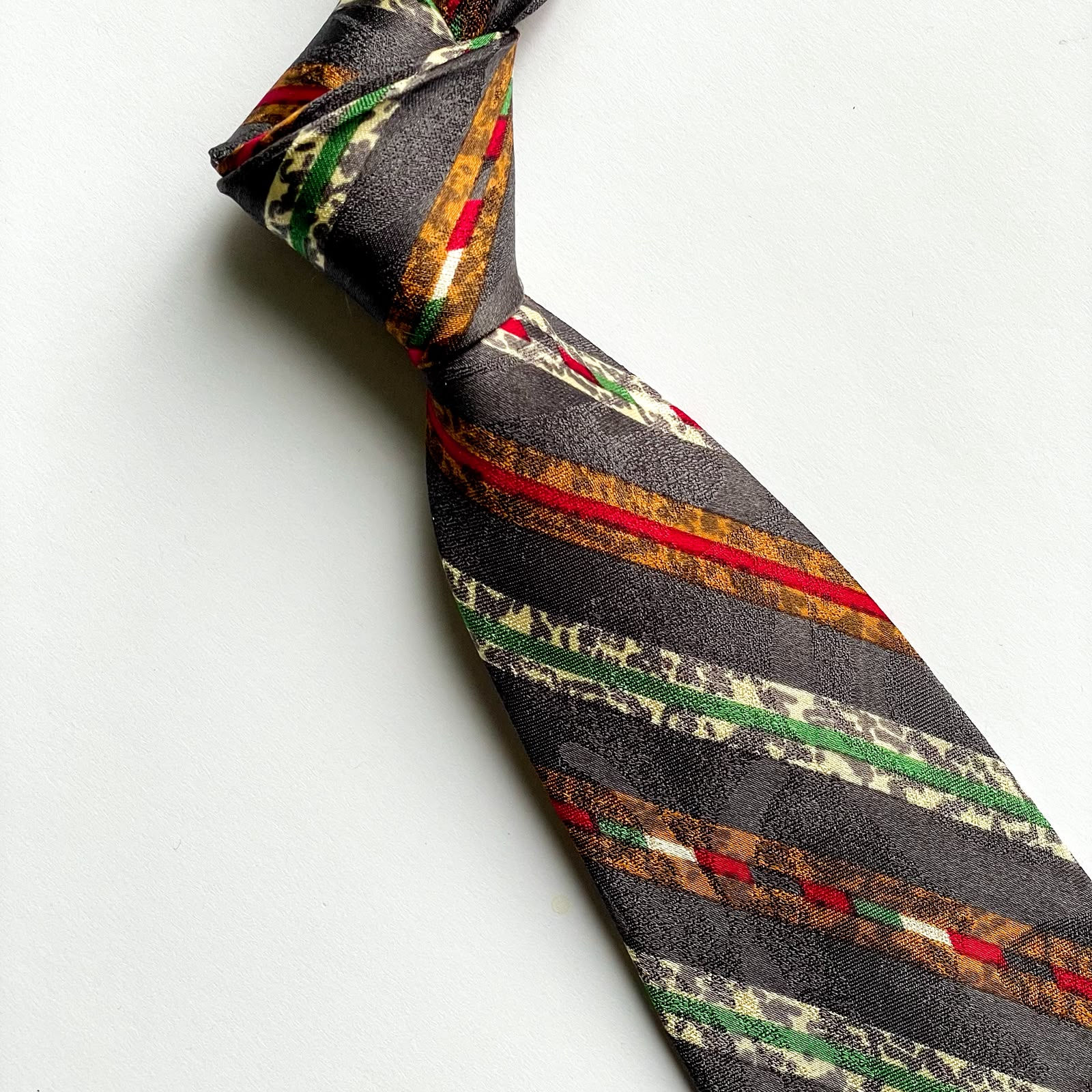 Corbata Mondo di Marco hecha en Italia 🇮🇹  con un hermoso diseño a rayas