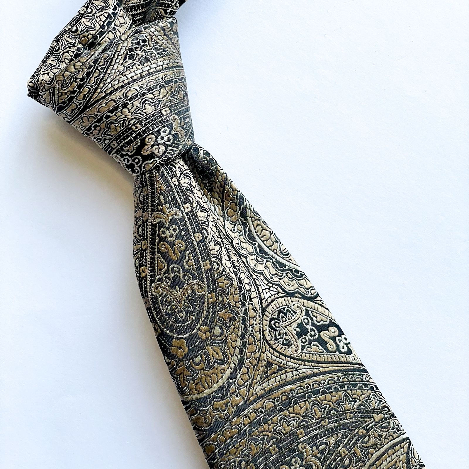 Corbata Croft&Barrow  100% poliéster con un hermoso Diseño Paisley