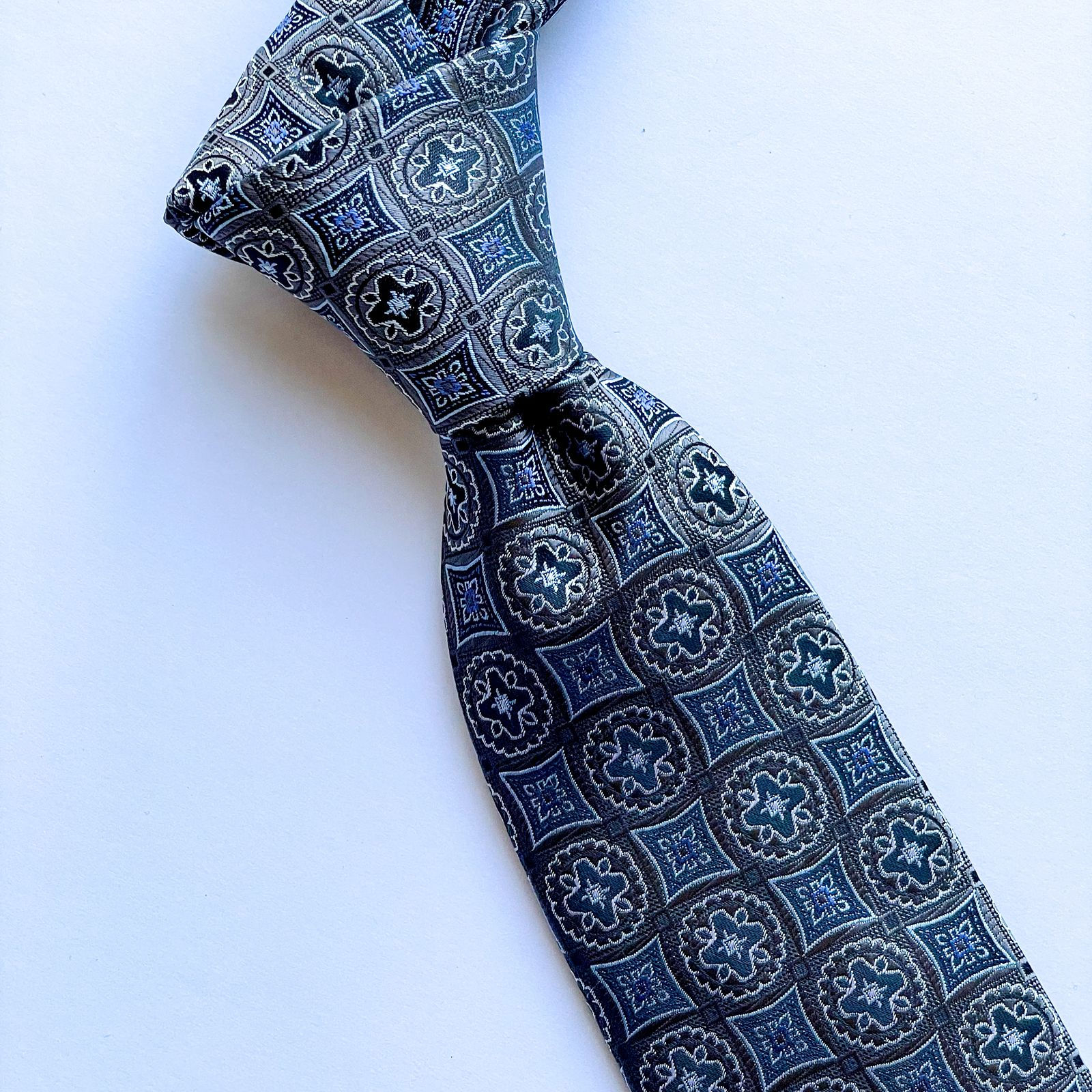 Corbata Alexander Julián COLOURS con un hermoso diseño de patrón