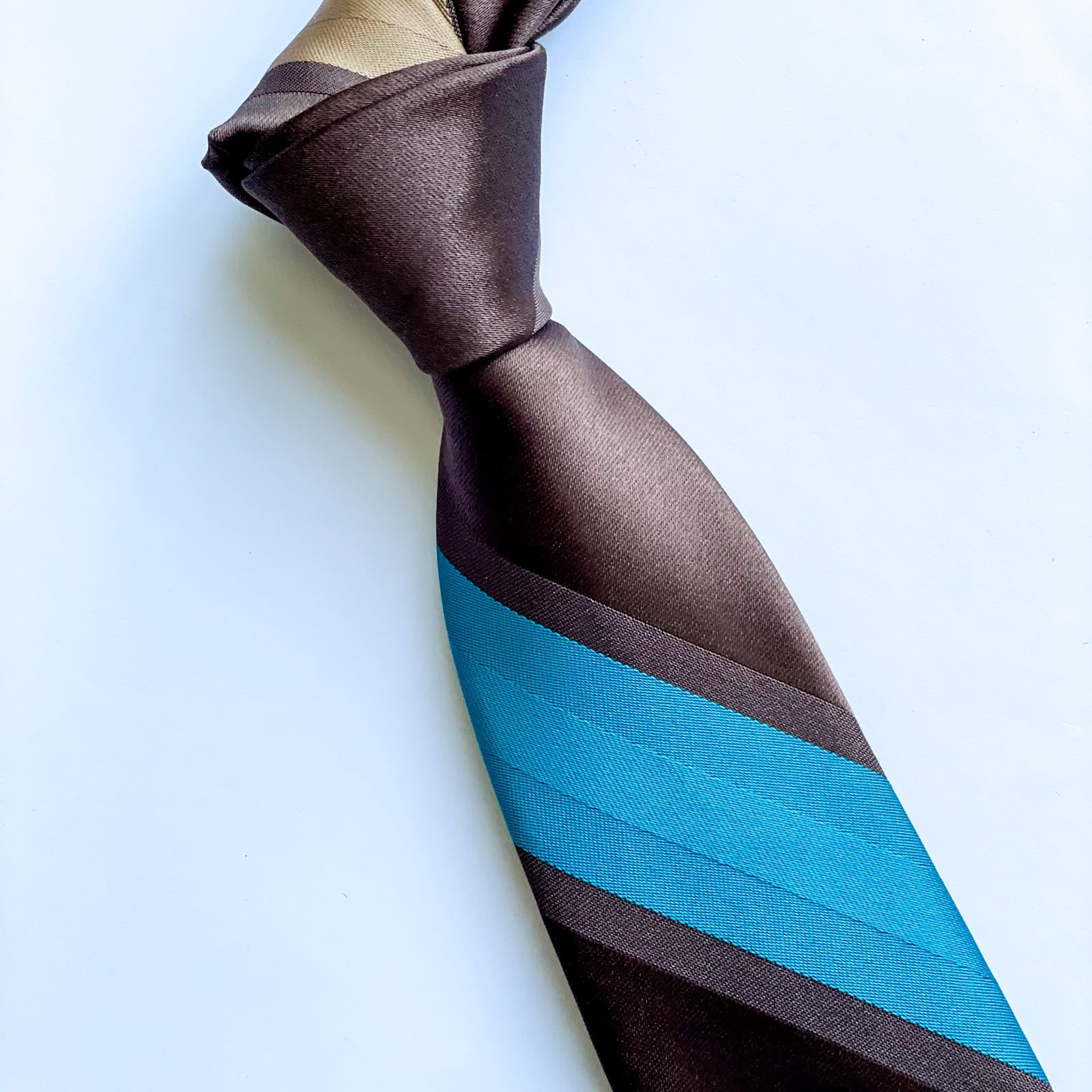 Corbata Wembley con un hermoso diseño a rayas