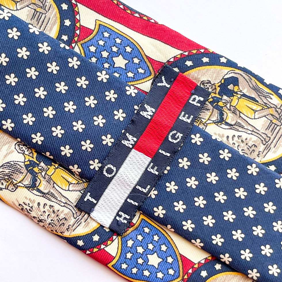 Corbata Tommy Hilfiger de seda italiana 🇮🇹 y fabricada en USA 🇺🇸 con diseño en patrón