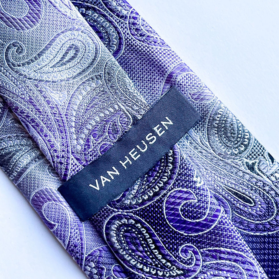 Hermosa corbata VanHeusen con un elegante diseño Paisley, 100% seda