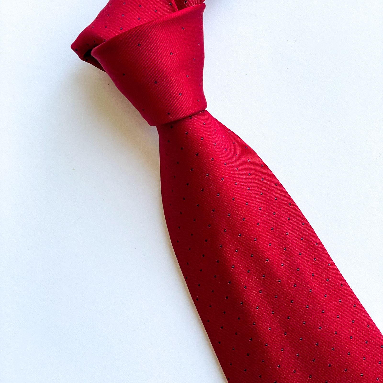 Corbata Oscar de la Renta hecha en USA, con diseño de puntos y nombre de la marca en el diseño. (tela brillante por planchado