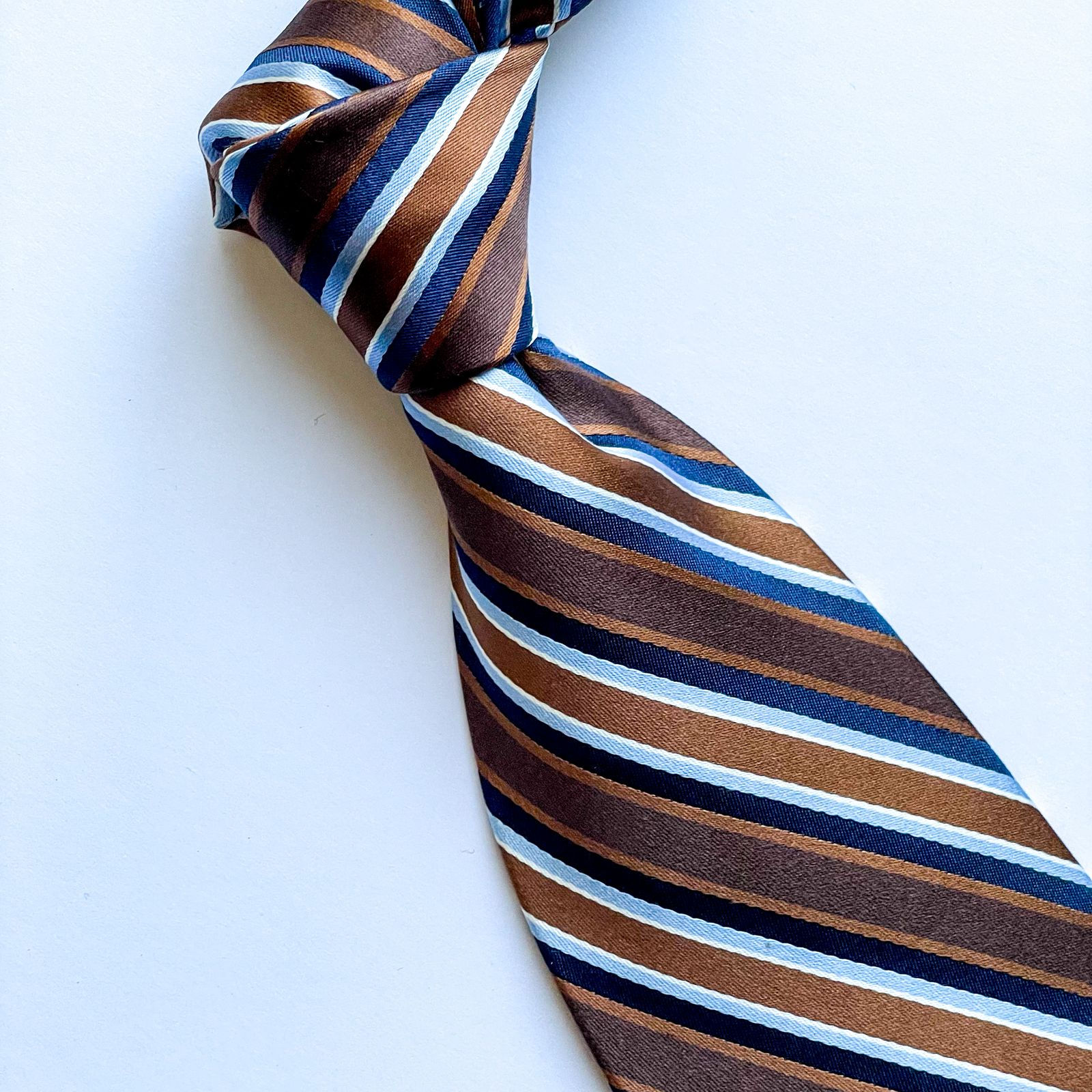 Corbata IZOD con hermoso diseño a rayas