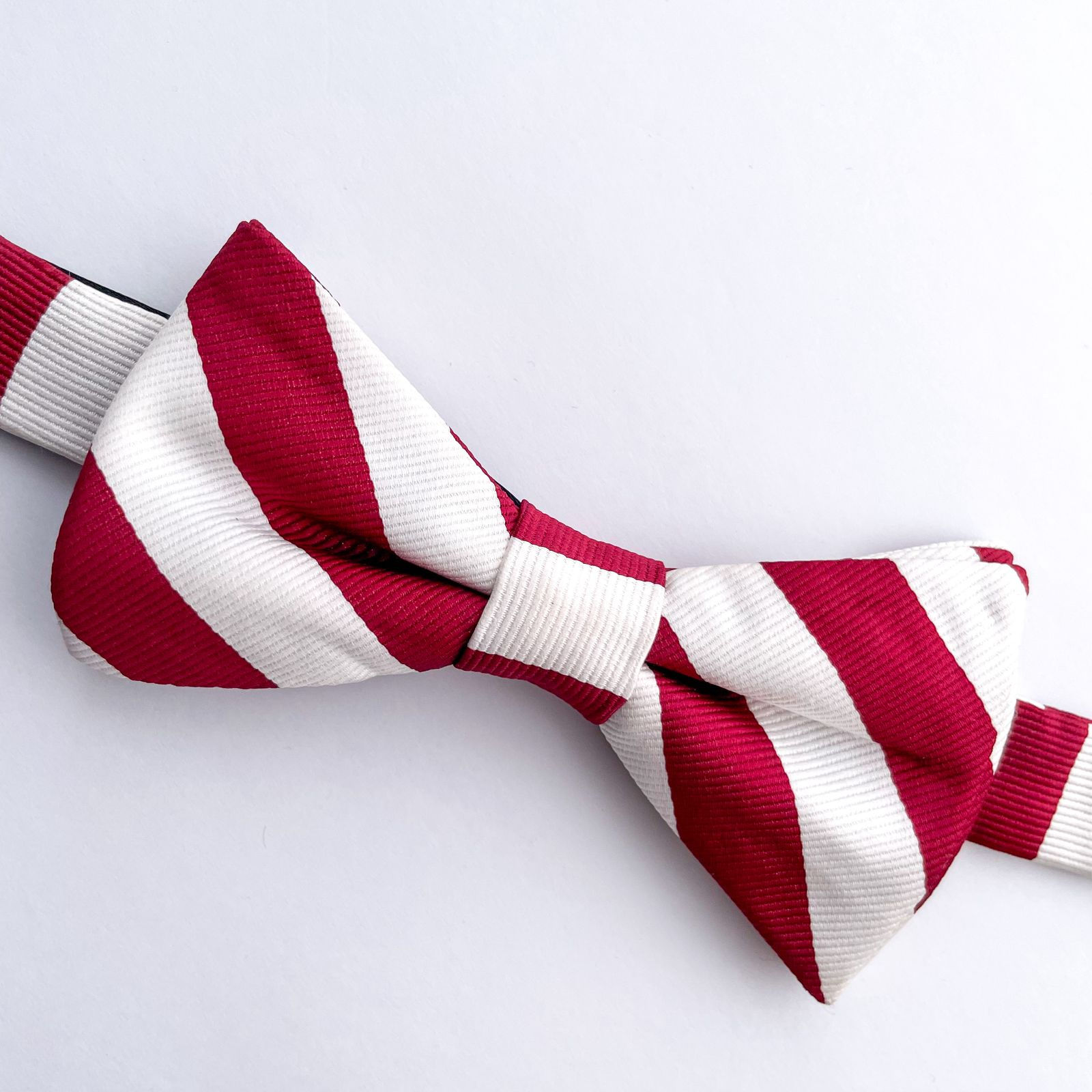 Corbatín IZOD de poliester con diseño a rayas