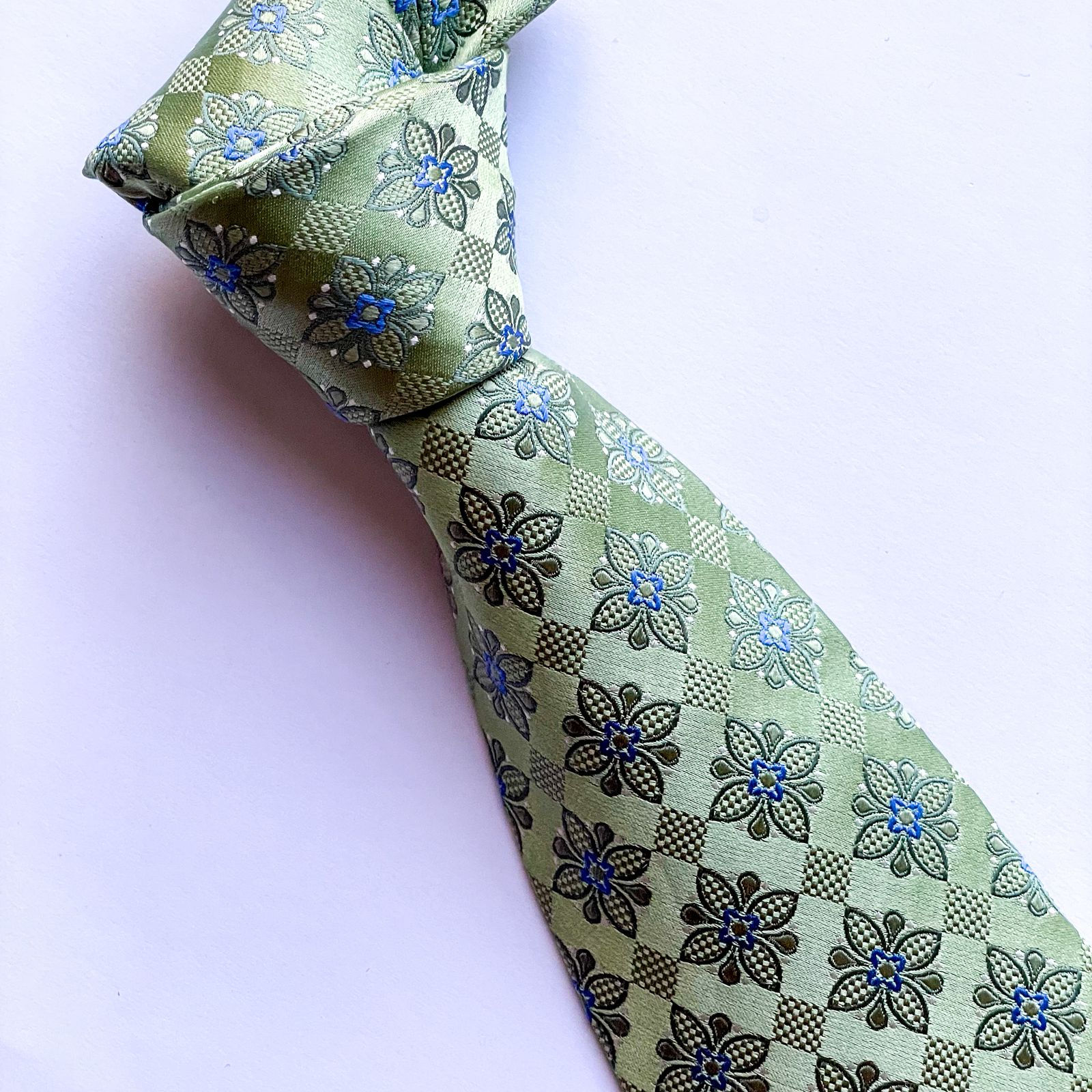 Corbata Tasso Elba de seda con diseño en patrones de flores
