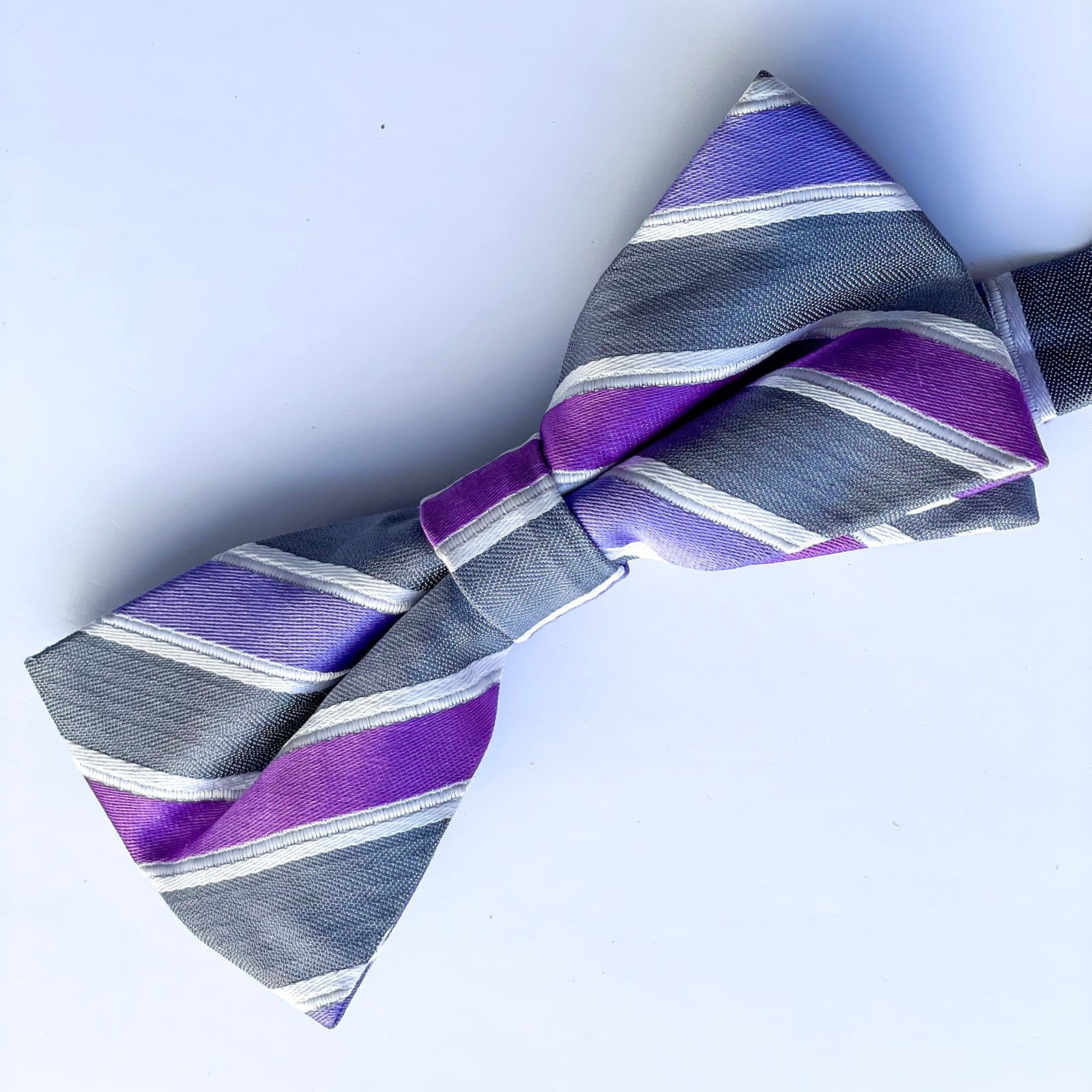 Corbatin con diseño a rayas
