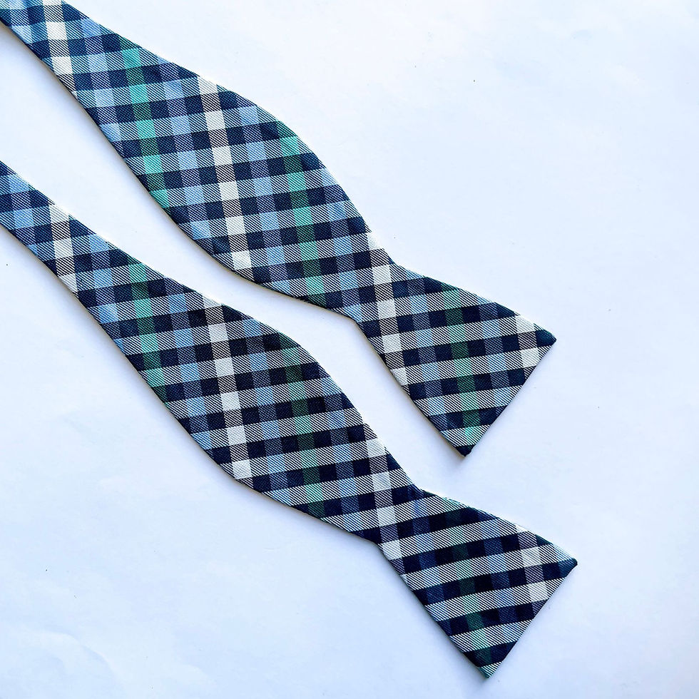 Corbatín Penguin  100% seda , con cuello ajustable hasta talla 20 de cuello, con un hermoso diseño cuadriculado