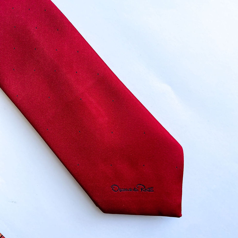 Miniatura: Corbata Oscar de la Renta hecha en USA, con diseño de puntos y nombre de la marca en el diseño. (tela brillante por planchado