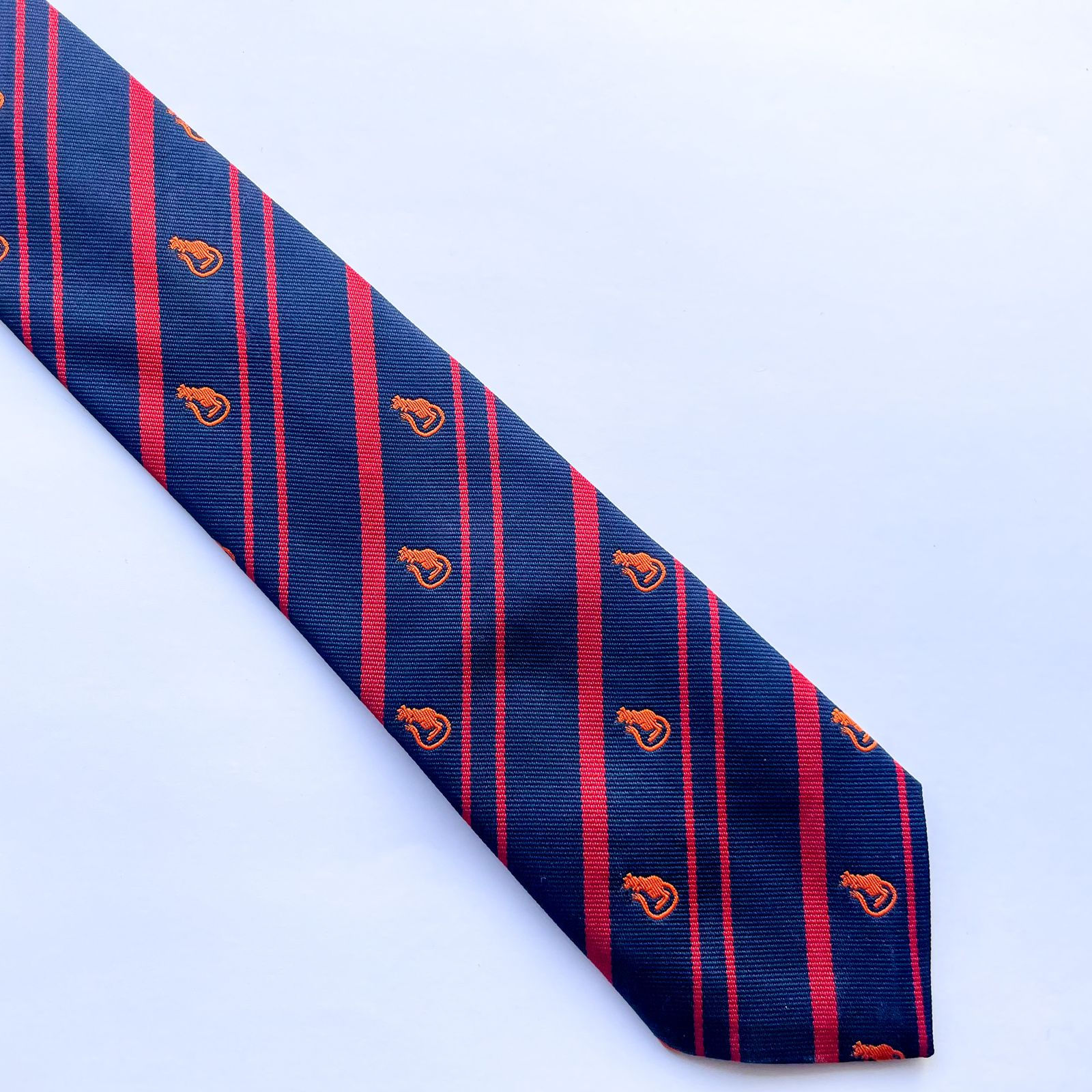 Corbata con rayas y diseño de guitarra