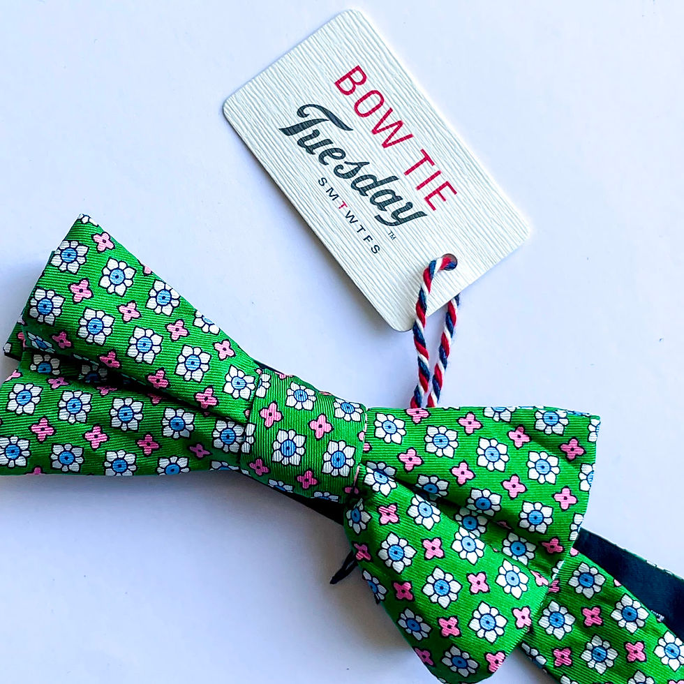 Corbatín  con 🏷️ ,  de seda, con cuello ajustable hasta 18 y un hermoso diseño de flores. (marca 40.00)