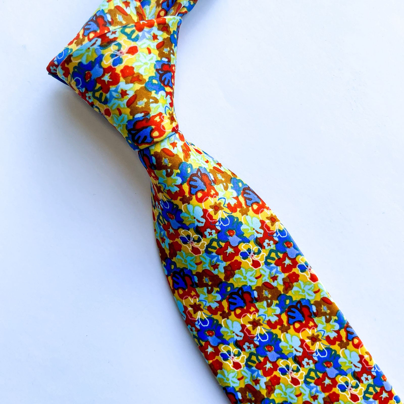 Corbata  Perry Ellis Portfolio con etiqueta y diseño de colores