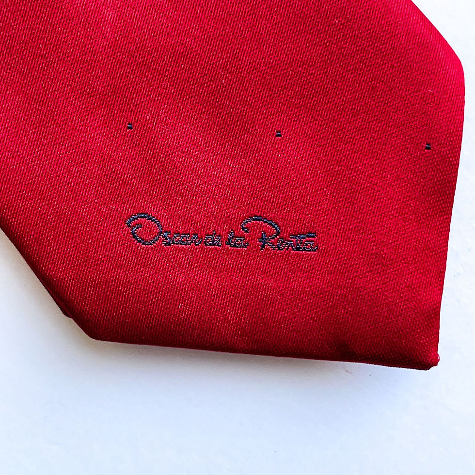 Miniatura: Corbata Oscar de la Renta hecha en USA, con diseño de puntos y nombre de la marca en el diseño. (tela brillante por planchado