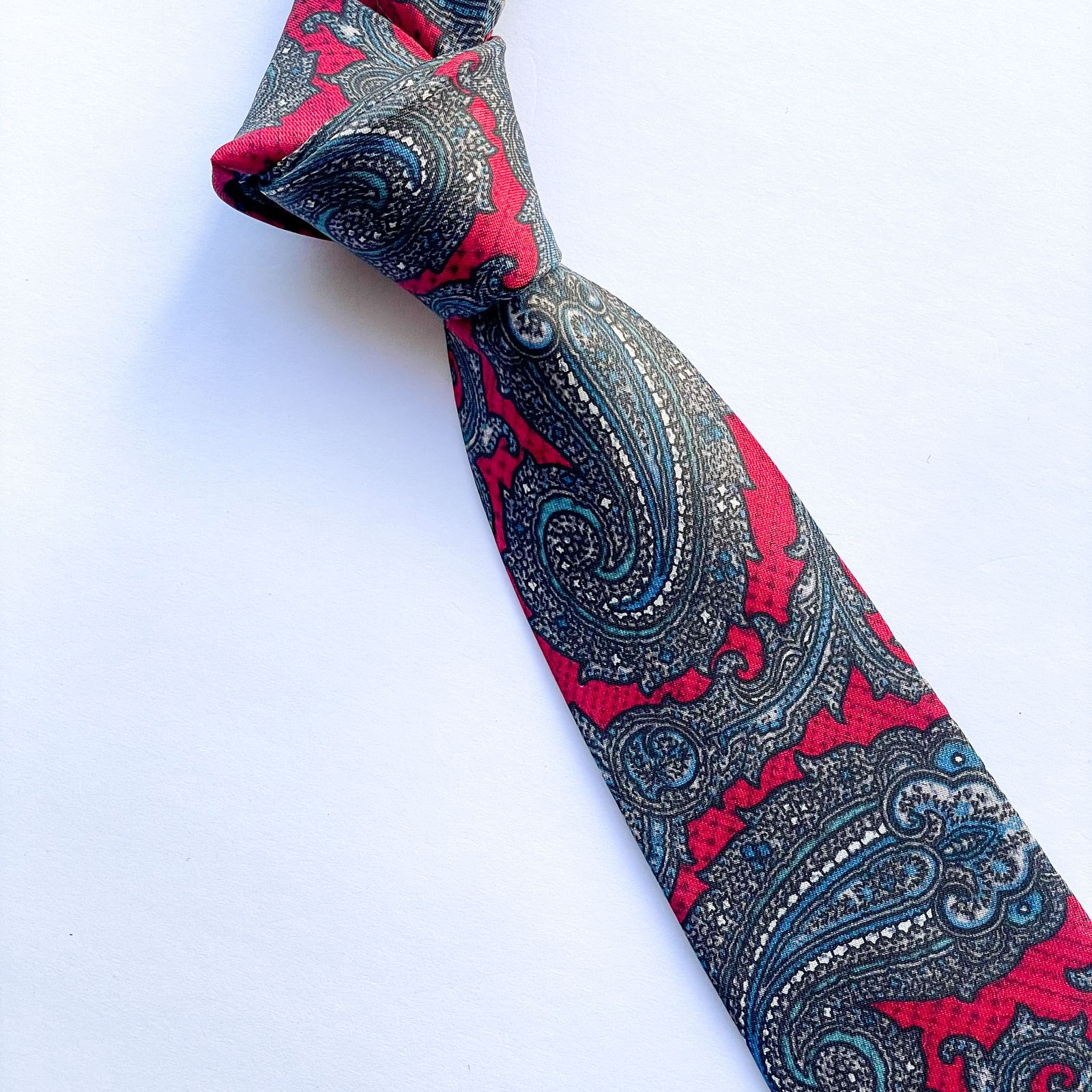 Corbata con un diseño en patrón de Paisley