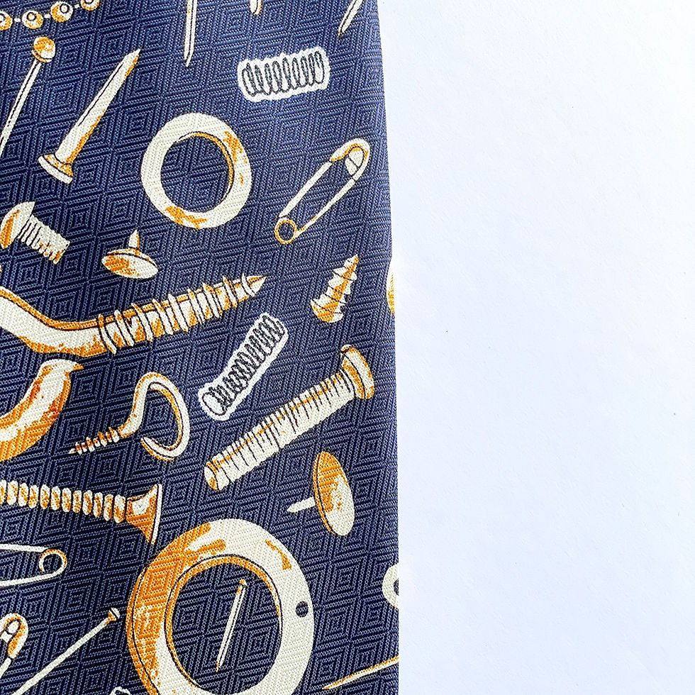 Corbata Renaissance con diseño de objetos pequeños