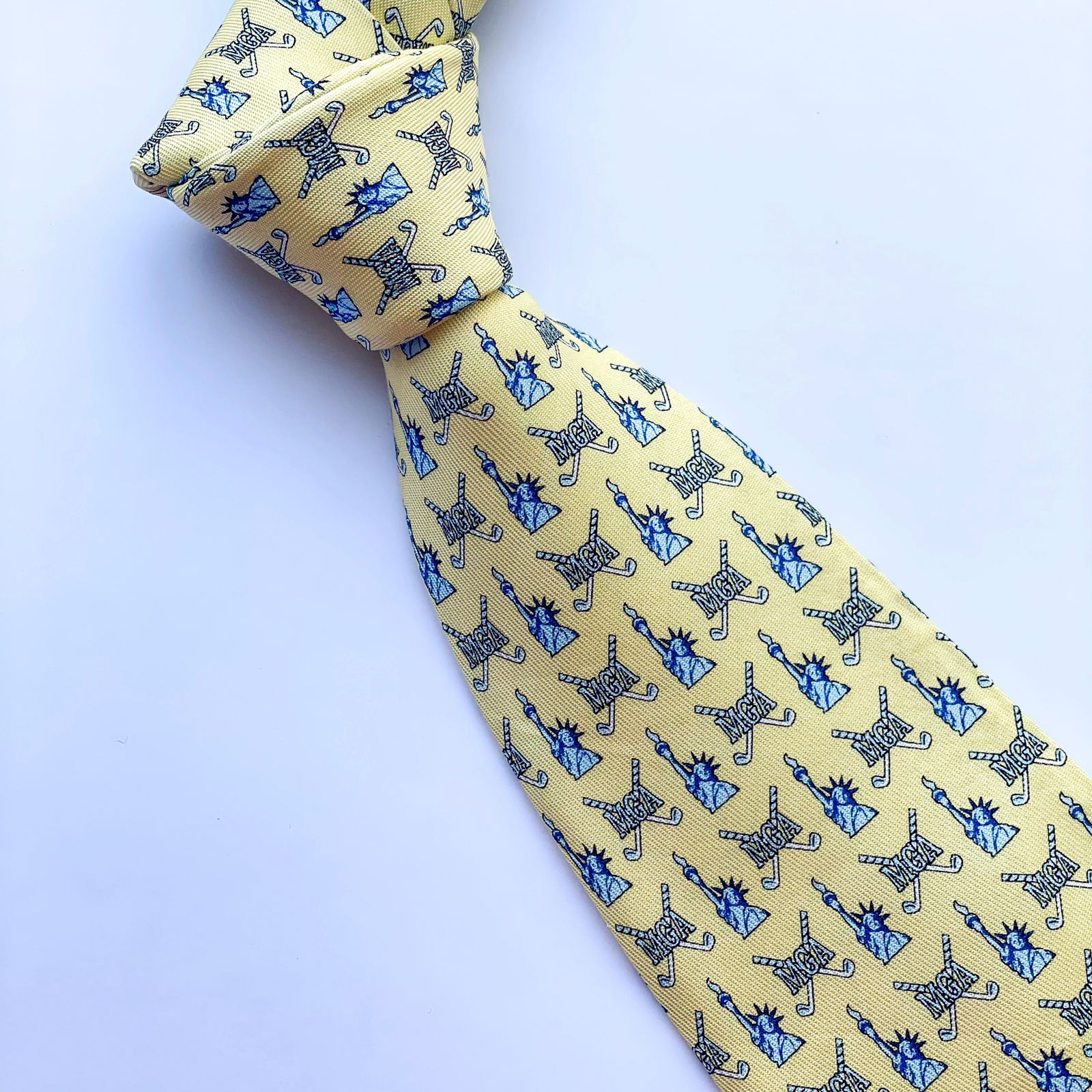 Corbata Vineyard Vines temática deportes y con etiqueta