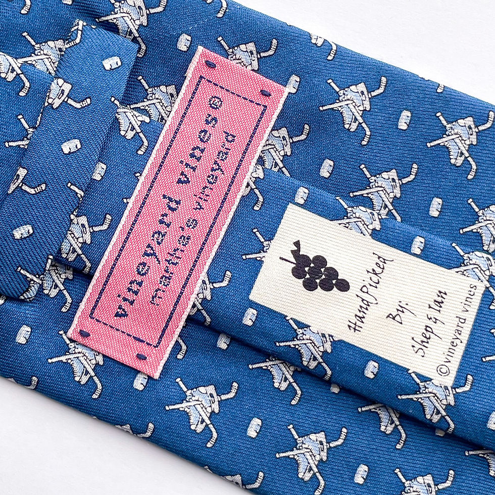 Corbata Vineyard Vines temática de Hockey (Tiene un detalle que se ve en la última foto)