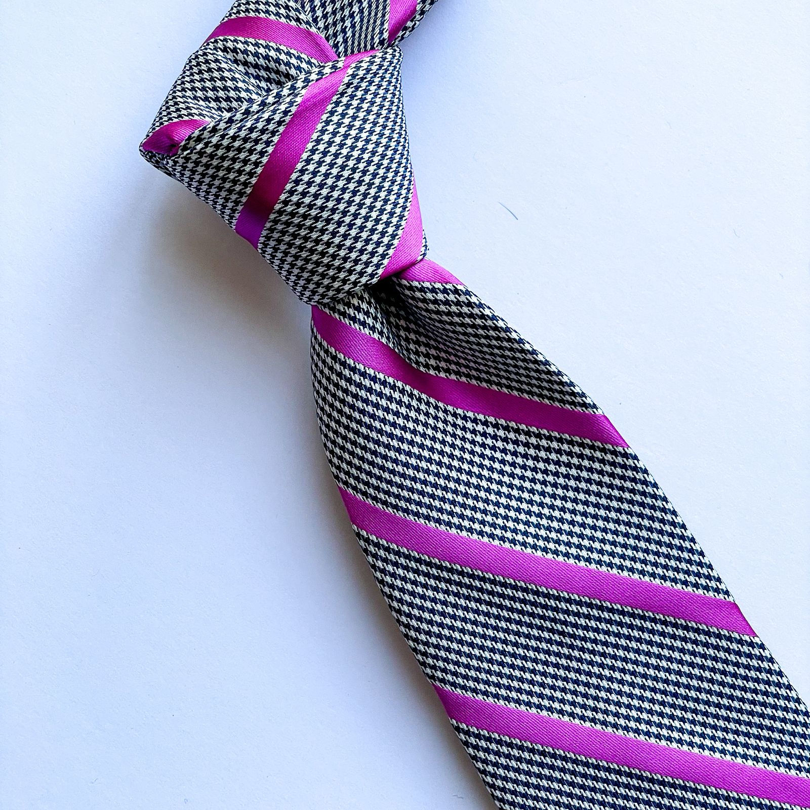 Corbata IZOD con hermoso diseño a rayas