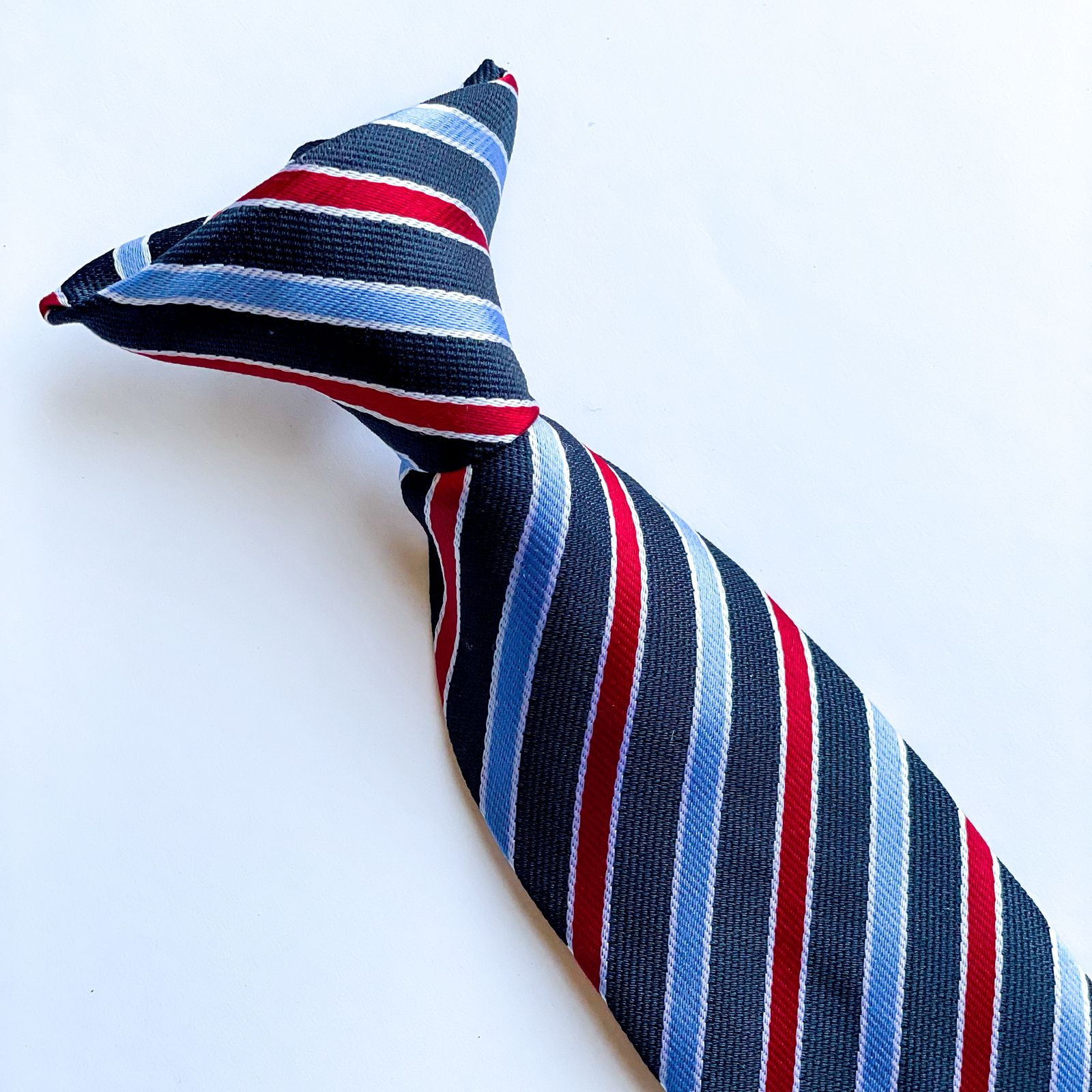 Corbata de niño con cuello con broche. 42cm aprx. de largo de la corbata . 100% poliéster con 4,5cm de ancho al final y un he