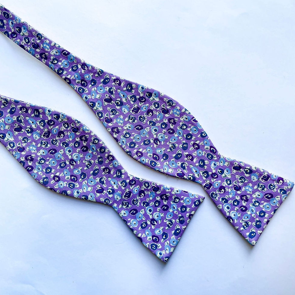 Corbatín Saddlebred -  100% algodón, con  cuello ajustable hasta talla 20 de cuello, con un hermoso diseño de flores