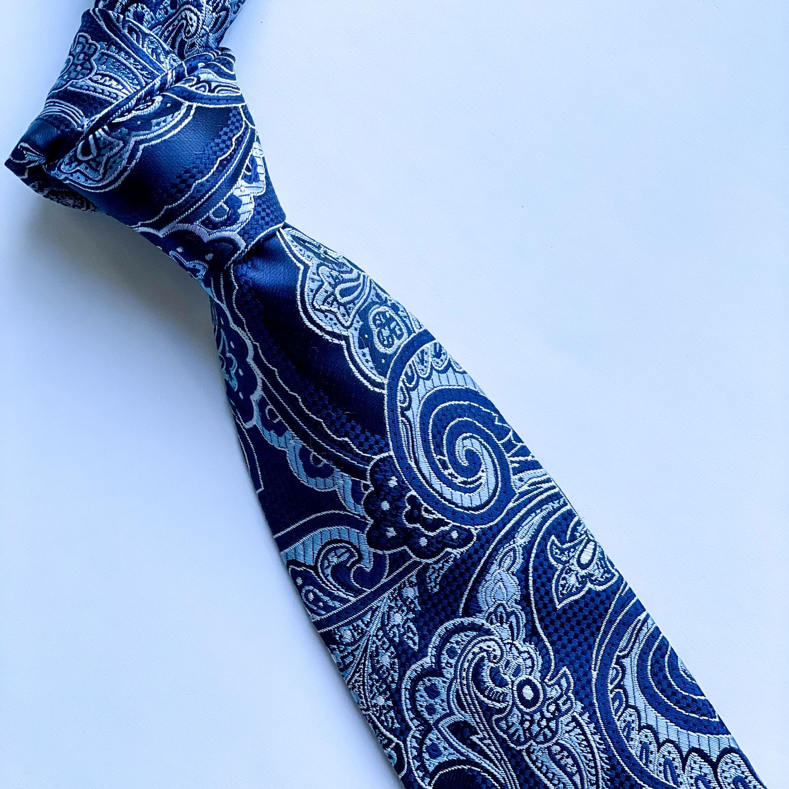 Corbata  Eagle con un hermoso diseño Paisley