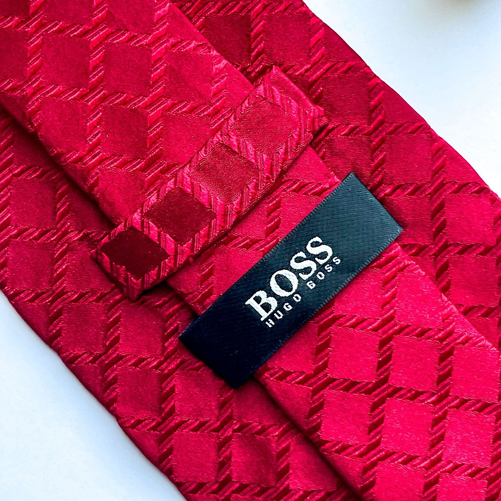 Corbata Hugo Boss de seda,  fabricada en Italia con diseño en patrón