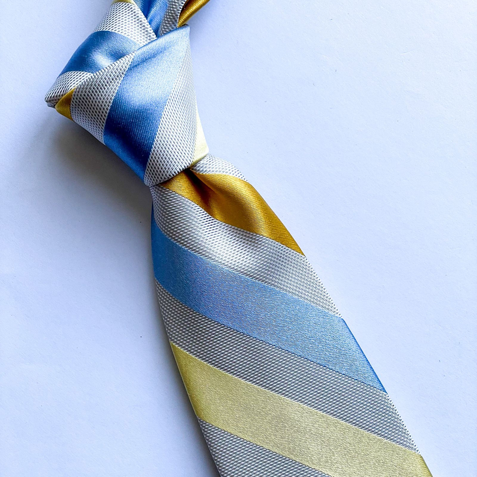 Corbata  Croft&Barrow con diseño de lineas