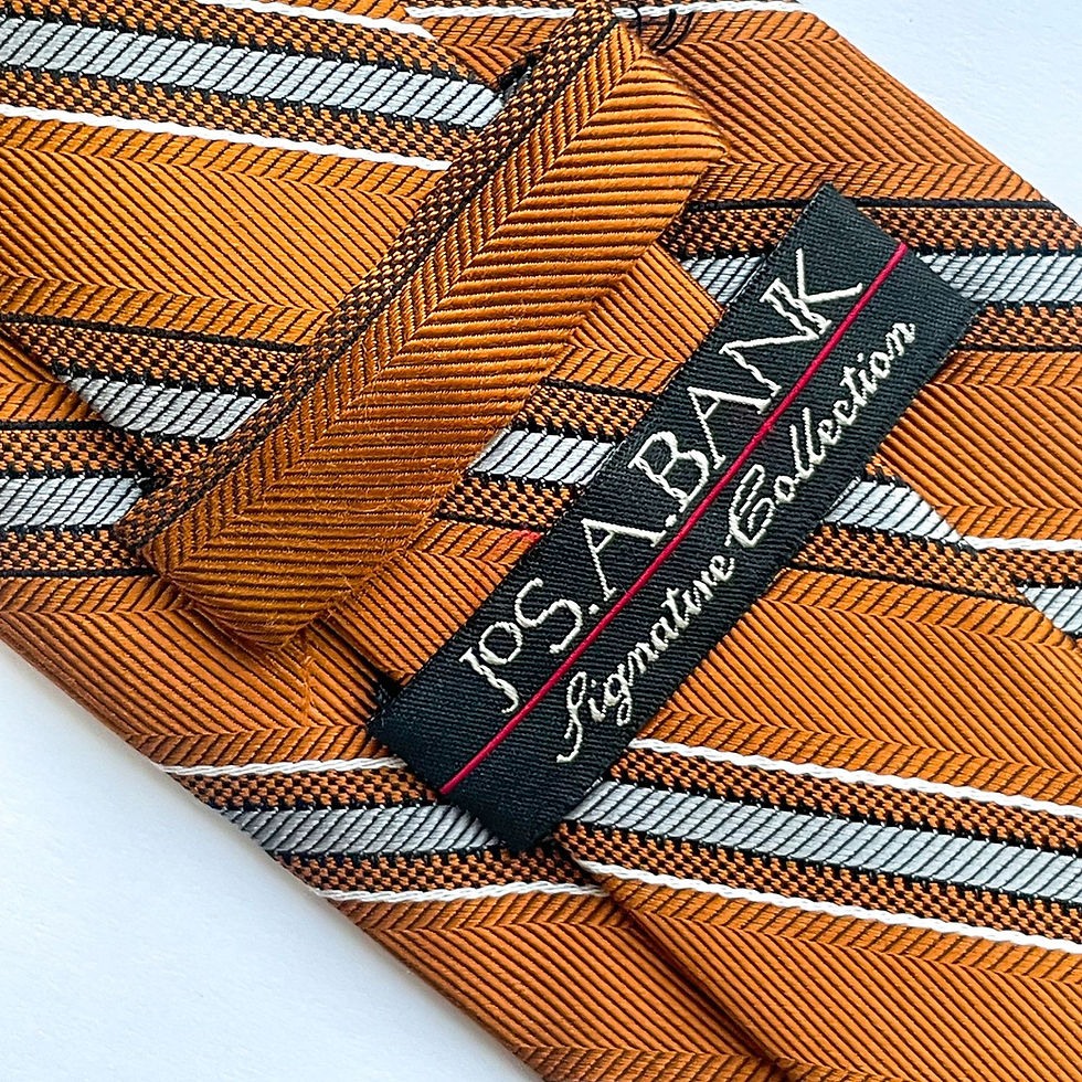 Una corbata de la selección Signature Collection de JoS.A.BANK con diseño a rayas