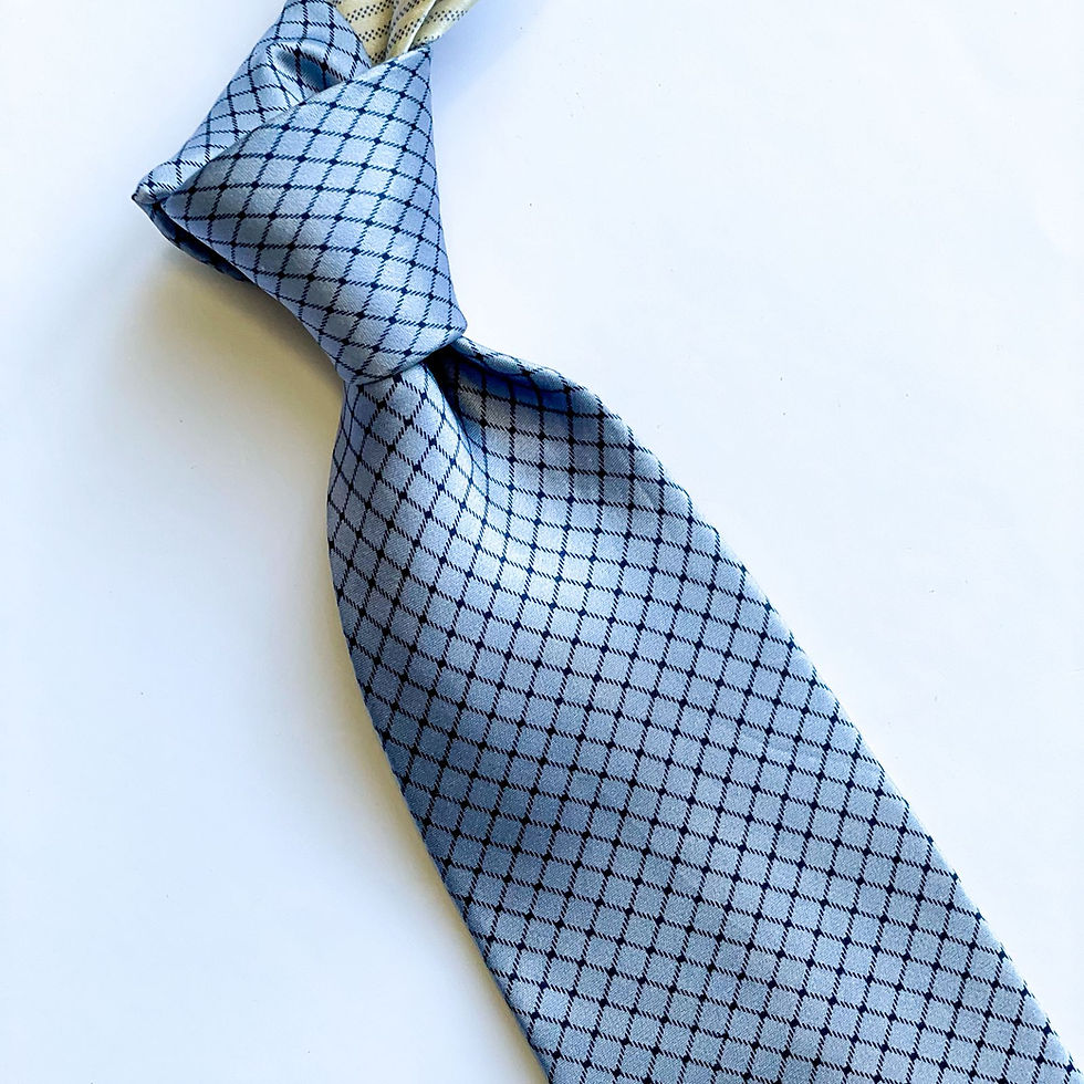 Corbata Tommy Hilfiger de seda importada, fabricada en USA 🇺🇸 con diseño en patrón cuadros