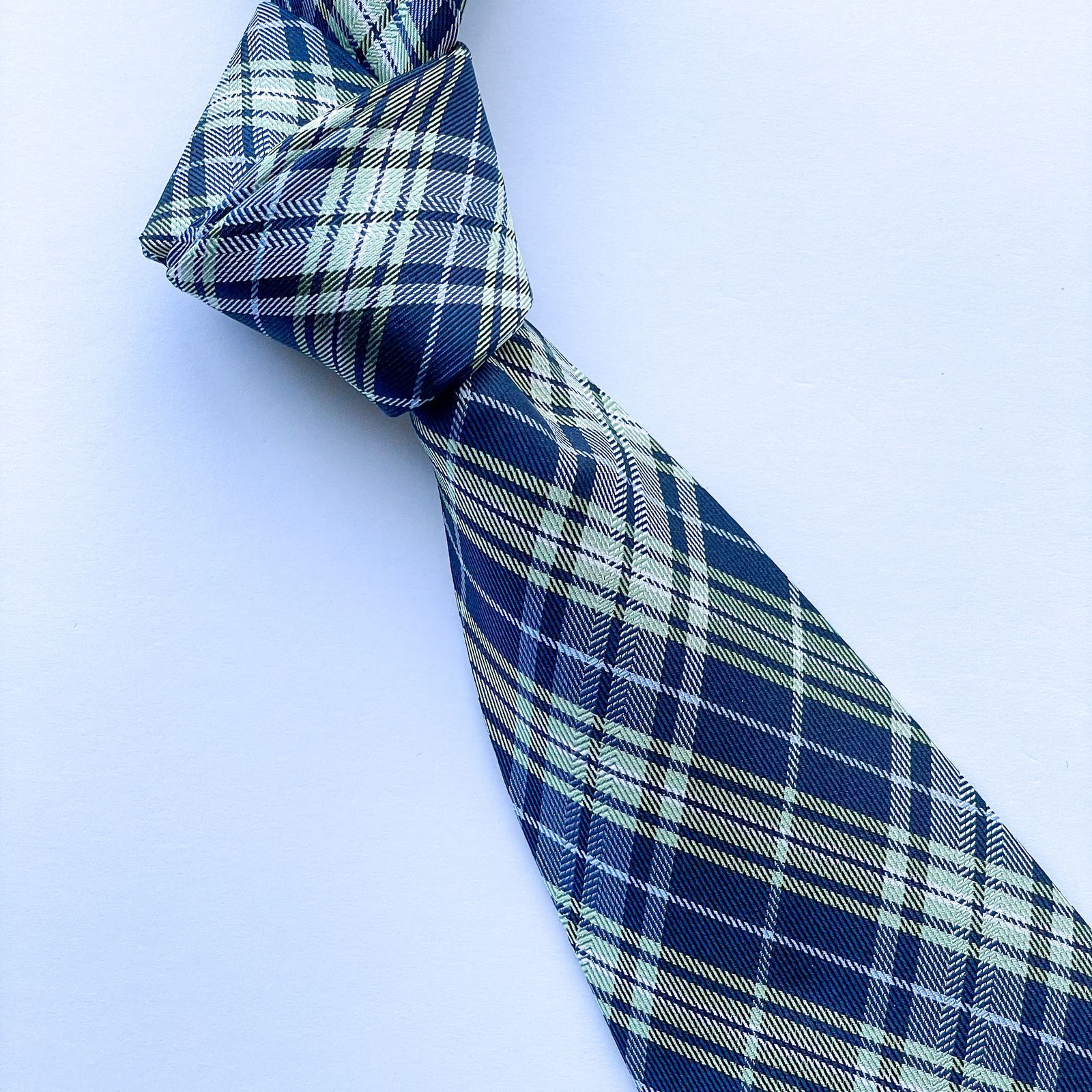 Hermosa corbata CHAPS con un hermoso diseño