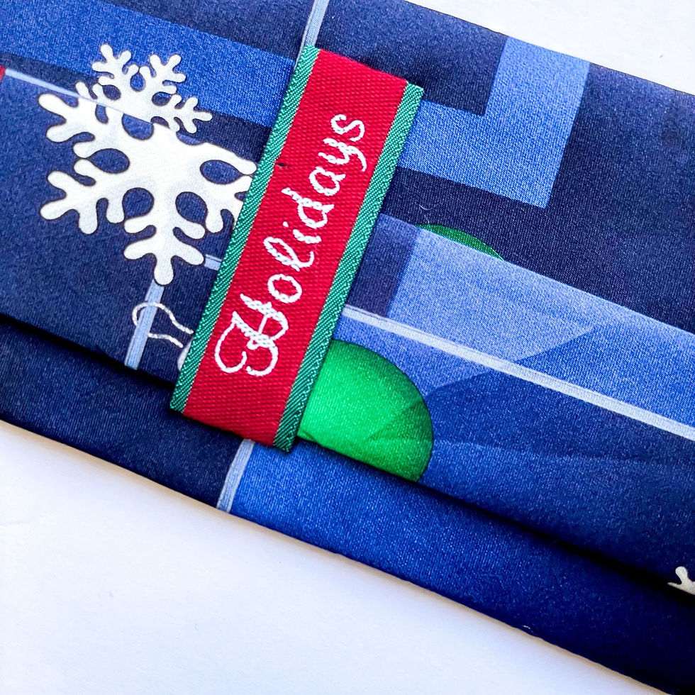 Miniatura: Corbata Navideña Holiday con diseño de copos de nieve y esferas navideñas